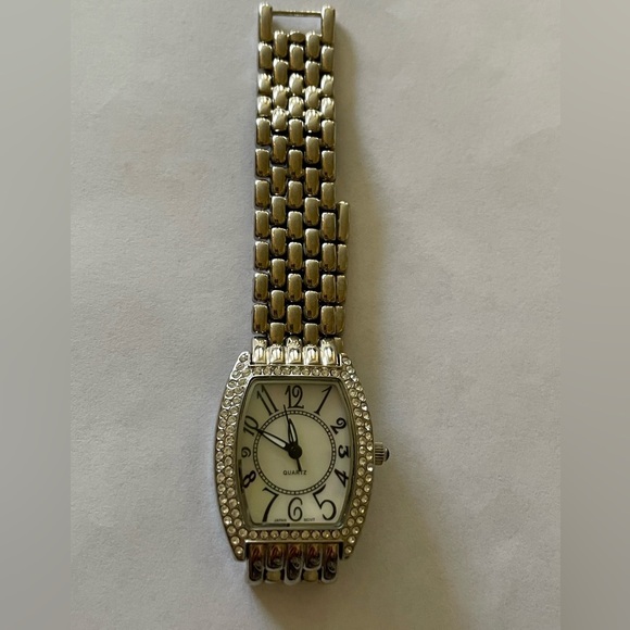 AVON Quartz Crystal Rhinestone Silver Tone Link Bezel Watch – Classic Style - Picture 3 of 9